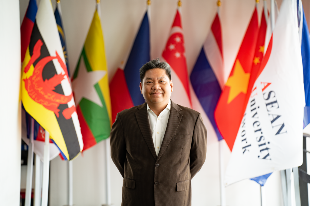 Associate Prof Thanapan Laiprakobsup